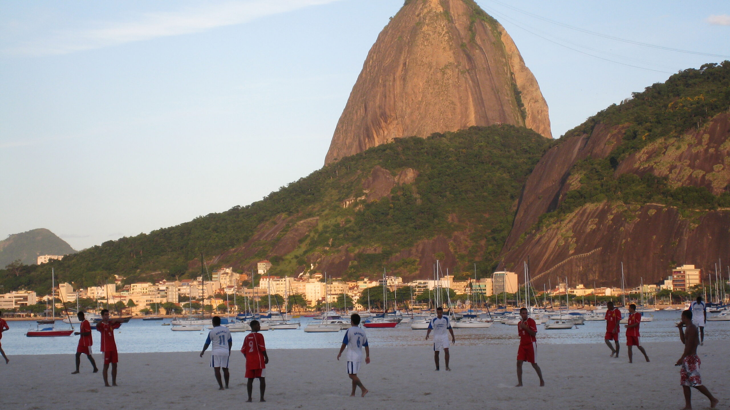Beach_soccer_Rio - By Alicia Nijdam CC BY 2.0 Wikimedia Commons