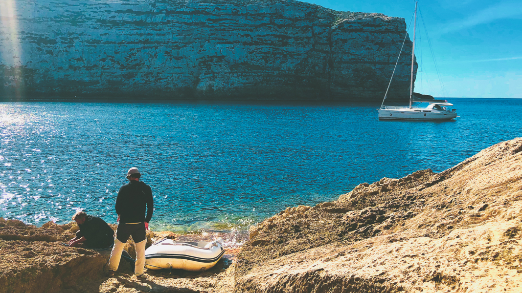 Slow-Tourisme-en-voilier-GOZO-ANCHORING-BAY-Latinexperience-voyage